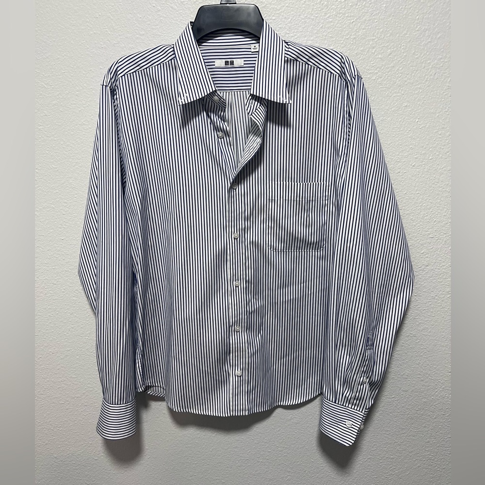Uniqlo Blue and White Men’s Striped Dress Shirt Size Medium